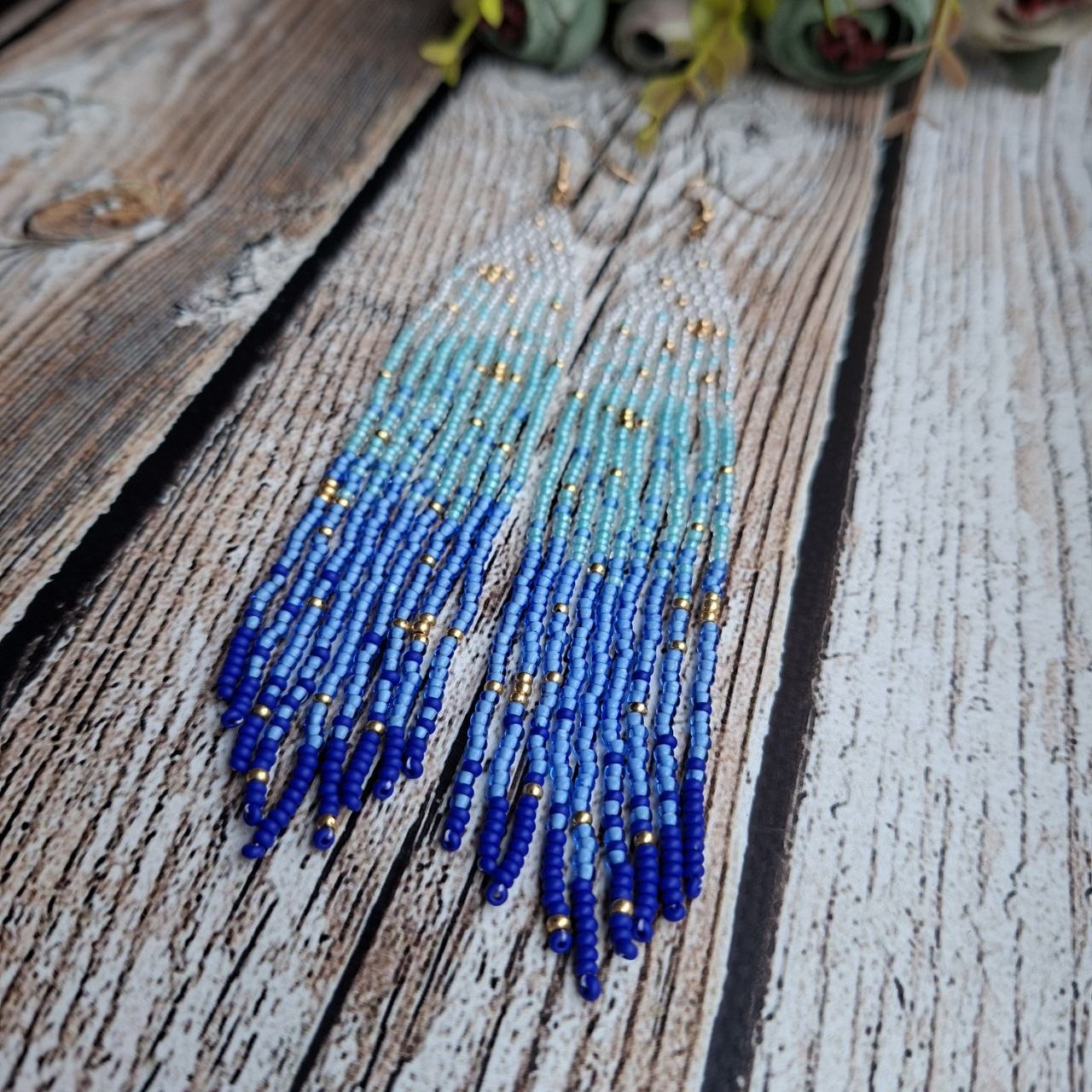 Bohemian earrings with delicate movement and light design